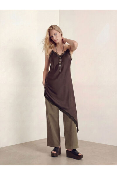 LC Waikiki Kahverengi V Yaka Dantel Detaylı Saten Bluz