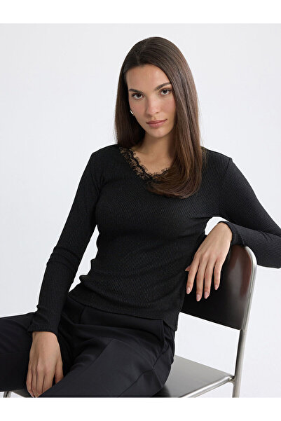 LC Waikiki Peak New Season V-Neck Lace Detailed Blouse