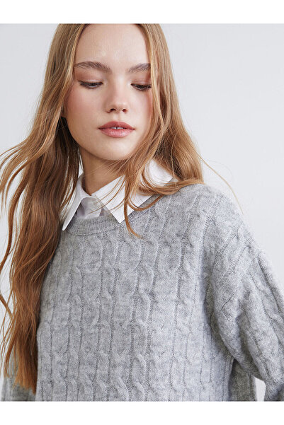 LC Waikiki سترة نسائية محبوكة ذات ياقة قميص رمادية اللون ذات نمط ذاتي