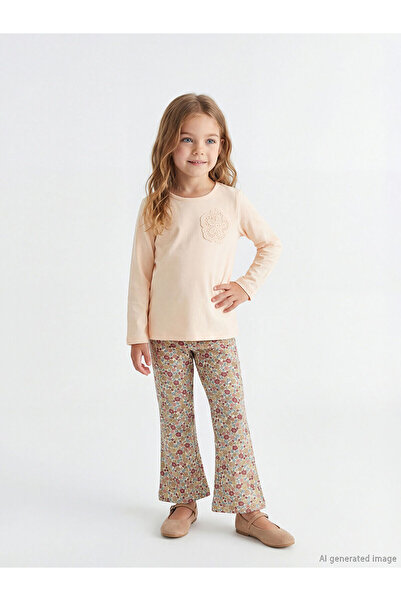 LC Waikiki بلوزة وبنطلون قطني ممشط للفتيات من مجموعة إلسيفا باللون البيج مع زهور