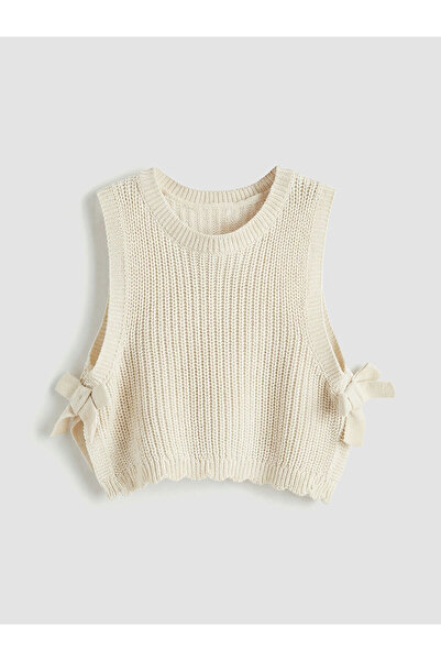 LC Waikiki سترة تريكو للفتيات الصغيرات من مجموعة إلسيفا، بلون إكرو وياقة دائرية