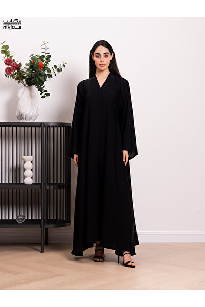 Nikias Nida plain abaya with a pleate and back and sleves