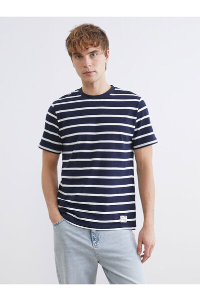 LC Waikiki Ανδρικό μπλουζάκι από χτενισμένο βαμβάκι σε χρώμα εκρού με ριγέ λα...