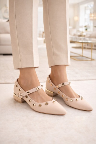 Peta Balerini cu detalii elegante, accesorii negre din piatră și cu ținte