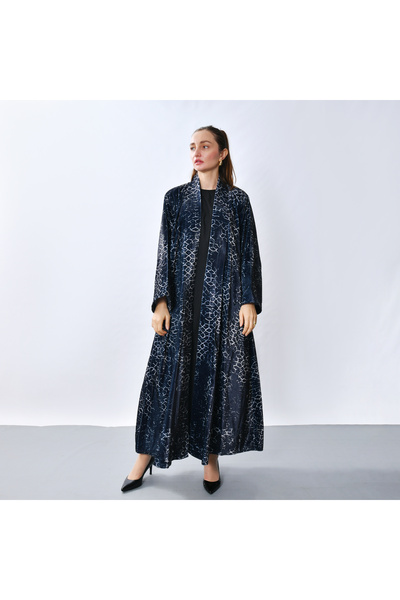 HAWRAA ABAYA Elegant abaya in luxurious velvet fabric with a modern artistic ...