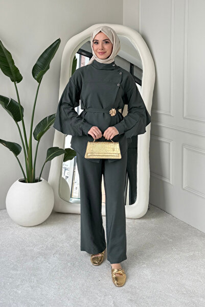 Tesettür Diyarı طقم حجاب كوبرا تانسل مع حزام من جانيت بروش - أخضر بترولي