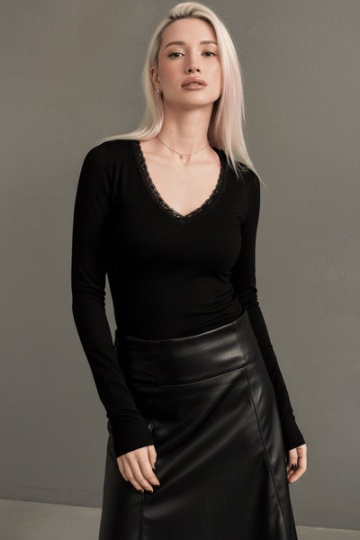 Seeh Black V-Neck Lace Women's Blouse Sh354