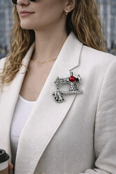 Modex Retro Oyma Detay Taş Süslemeli Dikiş Makinası Broş (4cm)