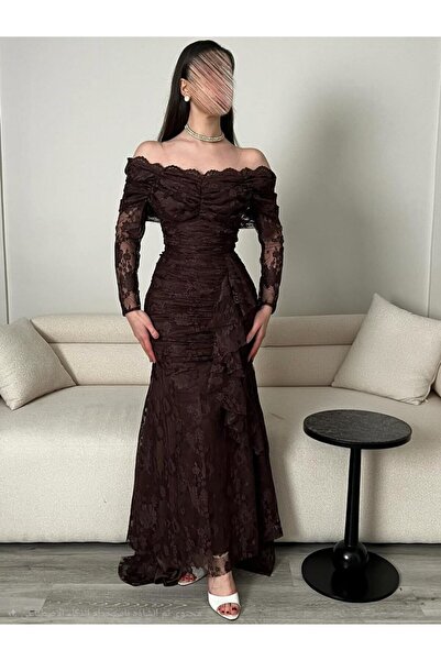 TARFA An evening dress that embodies classic elegance in a luxurious royal bl...