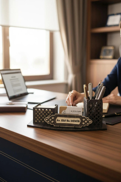 BenomTech İsme Özel Ahşap Masa İsimliği ve Kalemlik - Venge (Damarlı Siyah Ce...