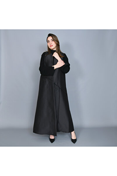 HAWRAA ABAYA A black abaya with an elegant design and delicate embellishments...