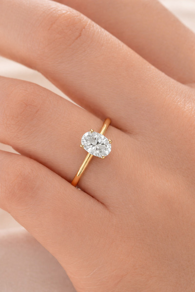 Laboratuvar Pırlantası Lp Işıklı kutuda 0.75 karat oval kesim yüzük