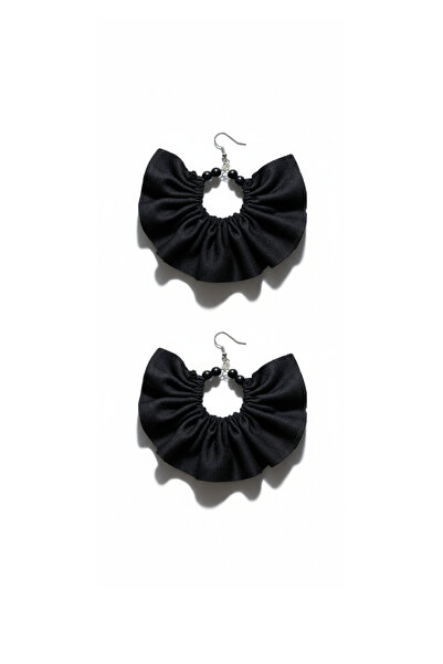 maia أقراط دائرية فضية اللون - تصميم من القماش الأسود مع خرز أسود