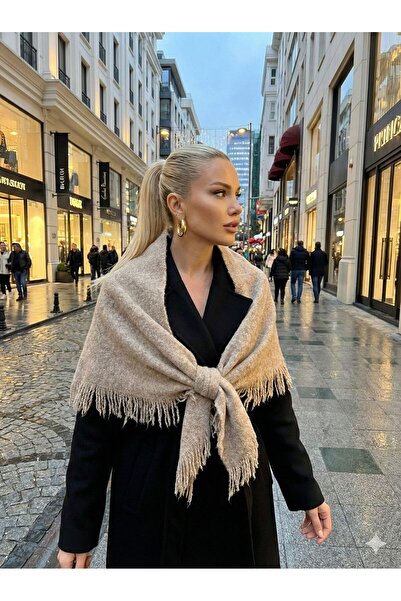 Axesoire S013 Püsküllü Bej Üçgen İçten Geçmeli Triko Omuz Şalı