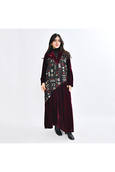 HAWRAA ABAYA A formal-cut abaya made of velvet with an overlay of patterned f...