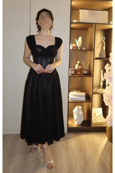 Cutie A classic evening dress with a corset design and pleats.