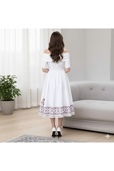 FULLJOY An elegant dress with a modern and soft design, featuring an off-the-...