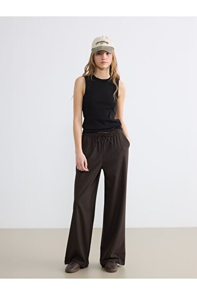 LC Waikiki بنطال نسائي واسع الساق مخطط بخصر مطاطي