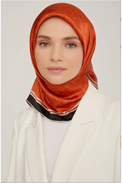 Armine Nostalji Sura İpek Eşarp IST 8832-31 Kiremit Slogan Desen