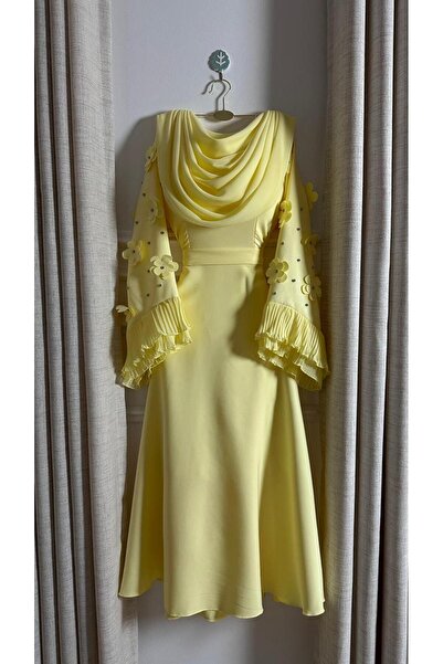 Azyaa Al-Amira Soft evening dress with flared sleeves and embellished with ra...