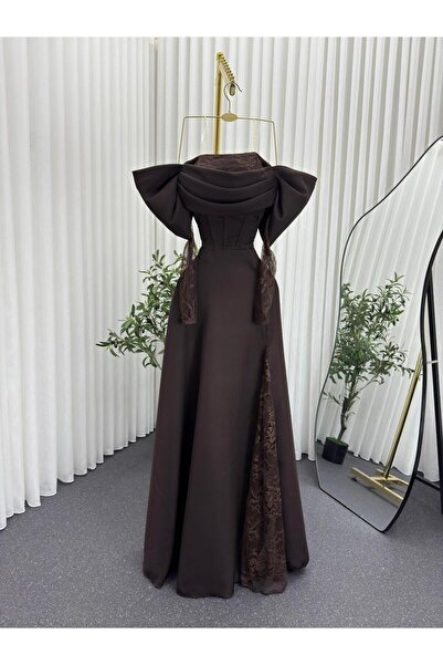 STYLENOVA A red evening dress with an elegant and distinctive design