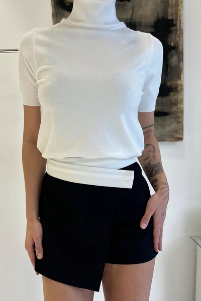 NURCAN KESKİN STORE تنورة قصيرة سوداء بتفاصيل خصر غير متماثلة