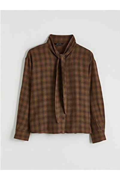 LC Waikiki Artı-Store Women's Shirt with Scarf Collar and Checkered Pattern.