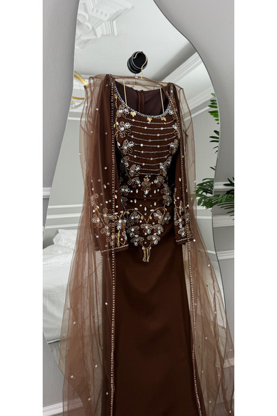 AREEJ FASHION A long, embroidered evening dress with a luxurious design.