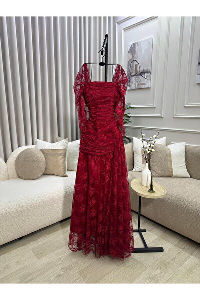 DUBAİ An elegant dress made of luxurious lace with delicate details that add ...