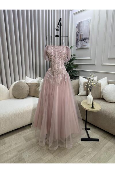 Nareen Fashion A luxurious evening dress with a sophisticated, feminine desig...