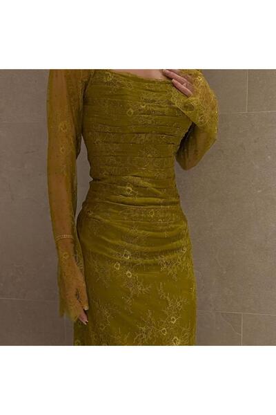 Genenic A distinctive apple-colored dress