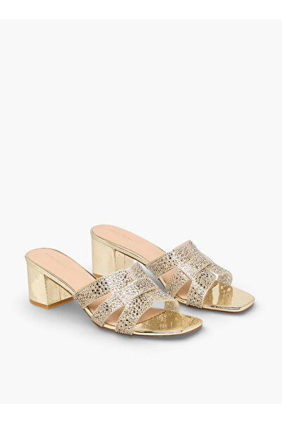 Flora Bella by Shoexpress مجموعة صنادل نسائية بكعب عريض مزينة بتطريزات رمضانية