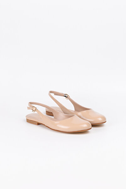 Extra Shoes İstanbul حذاء نسائي كاجوال من الجلد اللامع باللون البيج، ذو تصميم...