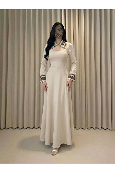 DUBAİ Elegant long dress in a soft off-white color, with a sophisticated desi...