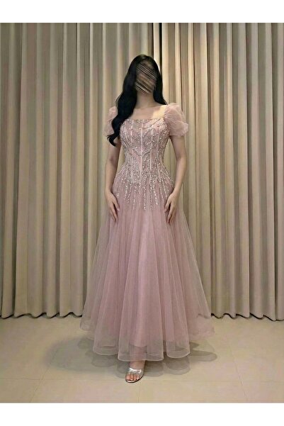 DUBAİ An elegant dress with a sophisticated design that highlights femininity...