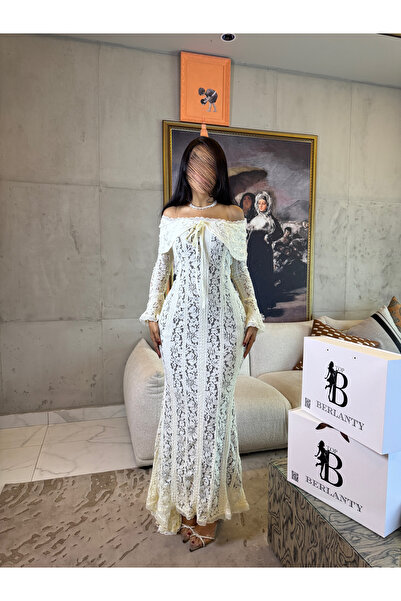 TOP BERLANTY Off-white "Classic Lace" dress - Royal elegance with an off-shou...