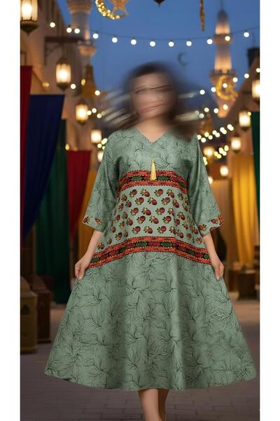 ISHRAQAT AL-AMAL A short, flared midi shirt with a Ramadan-themed design, per...