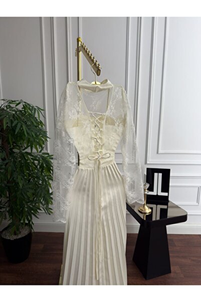 Kendallksa Elegant evening dress made of white crepe fabric