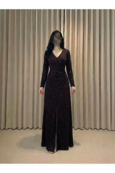 DUBAİ An elegant dress with a sophisticated design that combines simplicity a...