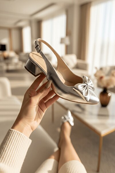 DİVOLYA Pantofi cu toc cu vârf ascuțit, argintii, cu fundă Fita (toc de 4 cm)