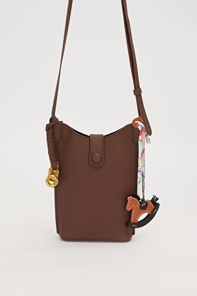 Levidor Camel Horse Charm Detailed Shoulder Bag