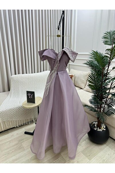 Azyaa Al-Amira فستان سهرة ميدي بتصميم أوف شولدر وخصر محدد - متوفر بألوان باست...