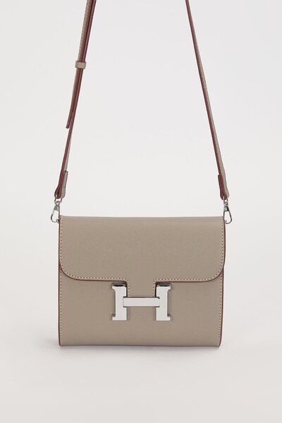 Levidor Gray Flat Form Shoulder Bag