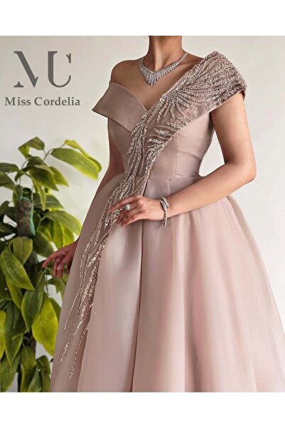 Azyaa Al-Amira Off-the-shoulder midi evening dress with a defined waist - ava...