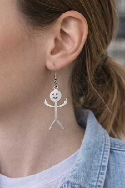 HER ŞEY NOTA www.herseynota.com مجوهرات هابي فيجر - أقراط متدلية على شكل شخصي...