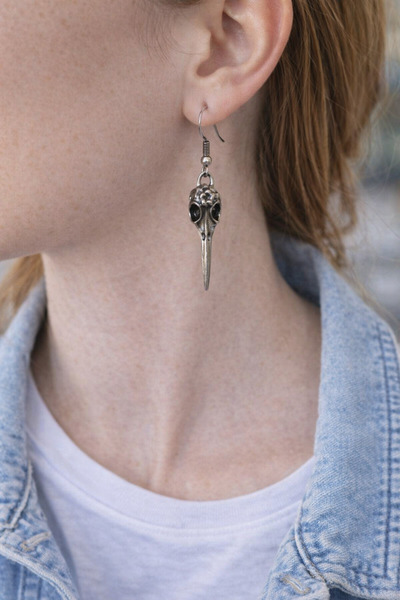 HER ŞEY NOTA www.herseynota.com ريڤن بيك – أقراط متدلية بلون فضي عتيق مع شكل ...