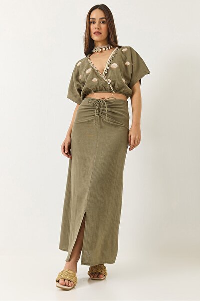 Hiccup Set de două piese Bianco Lucci cu șnur în talie, căptușit și brodat cu...