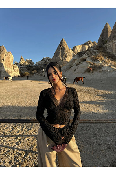 kırmızı butiks Noir Yaka Güpürlü Bluz