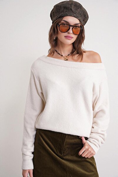 Hiccup MIXRAY sweater with asymmetric collar and loose fit