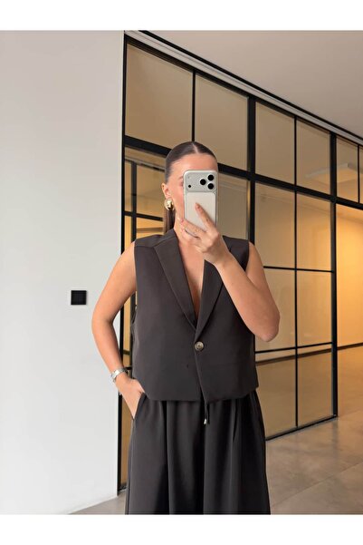 BB Bensu Buyruk طقم بنطلون مع سترة كبيرة الحجم باللون البني الداكن